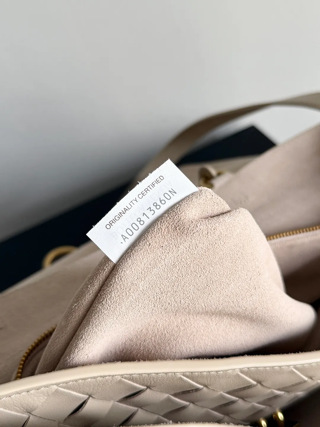 Batch 3160 BottegaVeneta Latest Ciao Ciao Bag Silky cowhide two-way flap handbag with signature twist detail, hidden hook closure, flap can be fastened to the front or attached to the INTRECCIATO woven internal pocket, comes with an adjustable and removable crossbody strap, internal compartment, and also features a zippered pocket. The surprise flap has various shapes. Style 1 - Cover the bag surface, exposing the knot and knot decoration. Style 2 - Place the flap inside the bag. A buckle is also designed. Style 3 - The U-shaped position of the top handle in the hand bag. Style No.: 826195 Size: 42*32*15cm